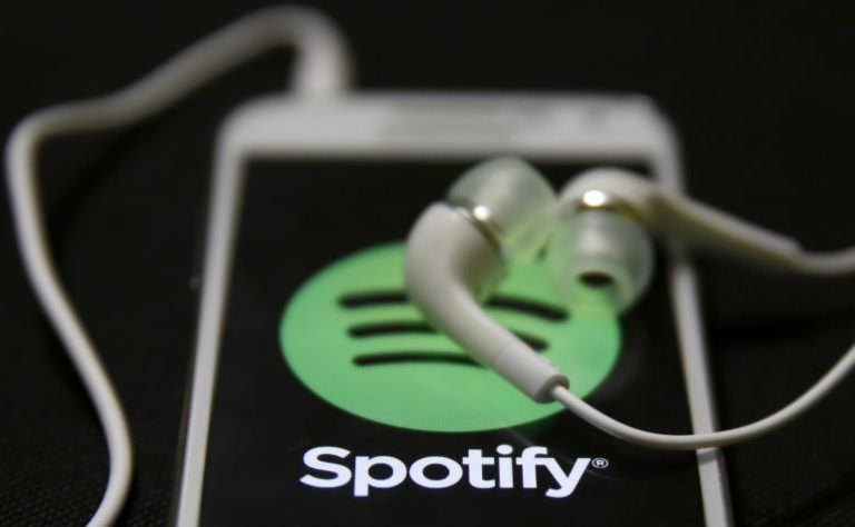Másfél milliárd dollárra perelik a Spotify-t