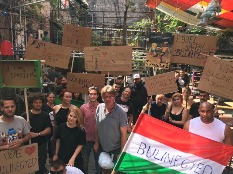 Több százan tüntettek a bulinegyedért