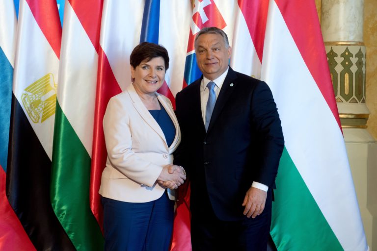 A lengyelek és magyarok több demokráciát akarnak egy felmérés szerint