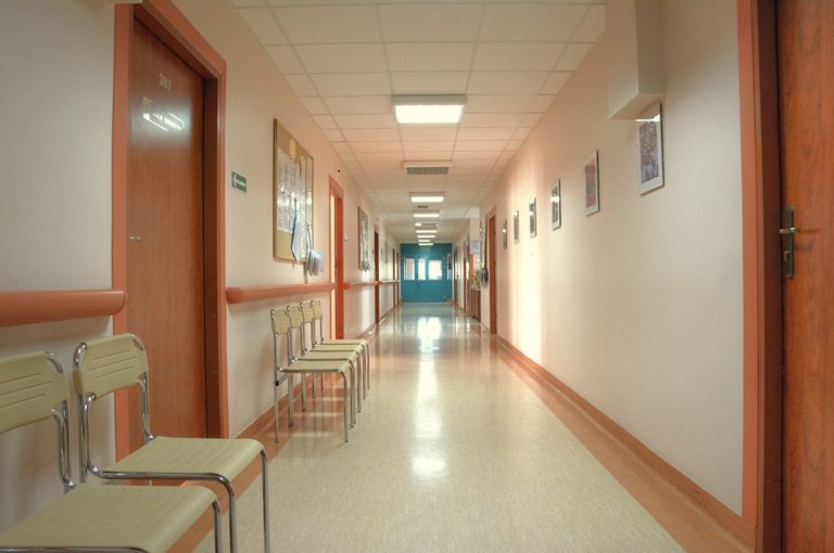 Tíz éve történt: Miniszteri rendelettel javítanák a kórházi ellátást és higiéniát
