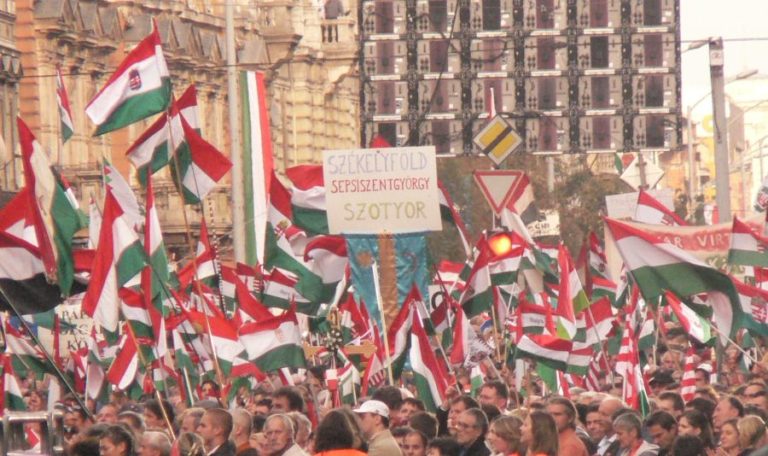 Ki veri szét Budapestet ősszel? – 9. Politikusokat és újságírókat parodizálnak a Kossuth téren