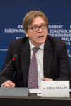 Guy Verhofstadt örül, hogy Orbán is kezd észhez térni