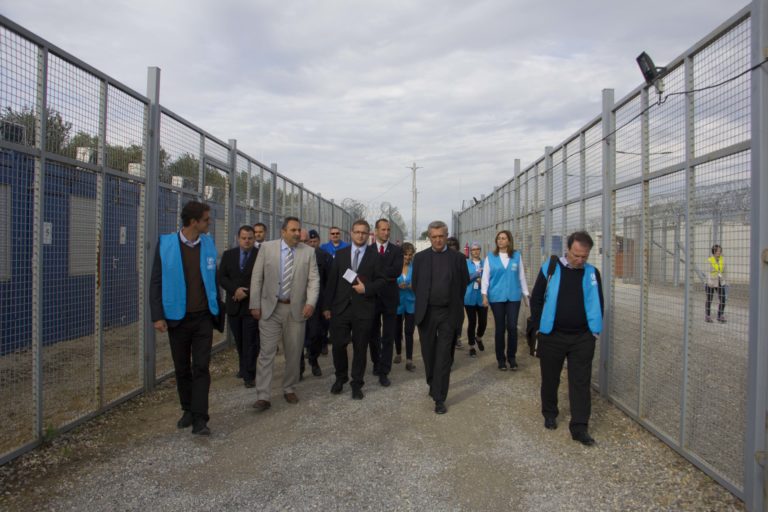 ENSZ menekültügyi főbiztosa: meg kell szüntetni a tranzitzónákat Magyarországon