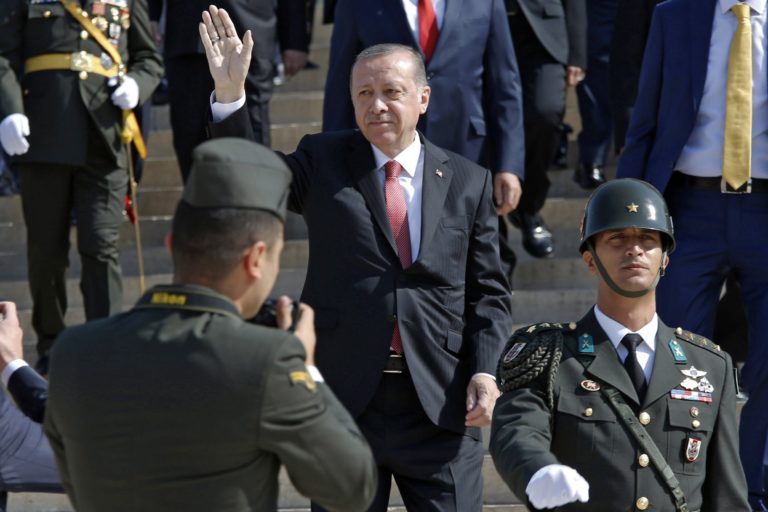 Erdogan 150 török üzletember élén Belgrádban
