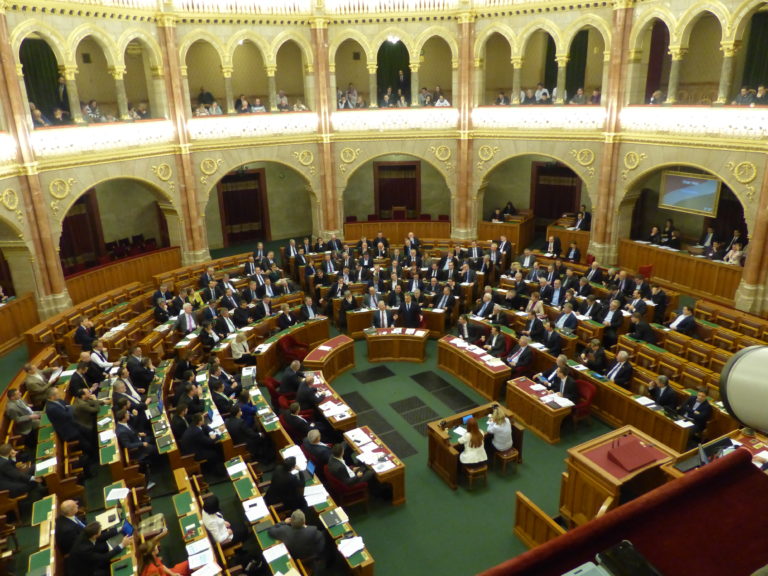 Ötnapos ülést kezd a Parlament