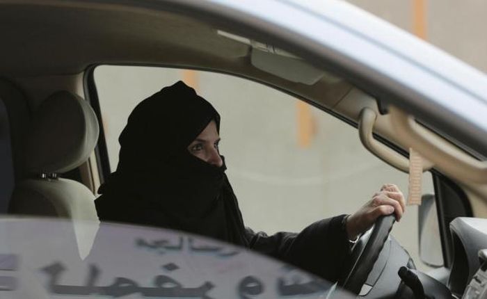 Szaúd-Arábiában a jövőben a nők is vezethetnek autót