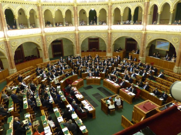 A parlament a devizahitelesek támogatásáról