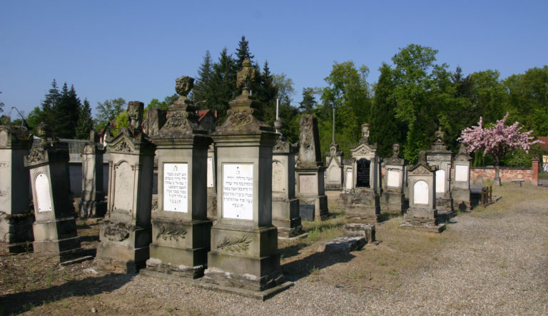 Neonácikat ítéltek el zsidó sírok meggyalázása miatt – Franciaországban