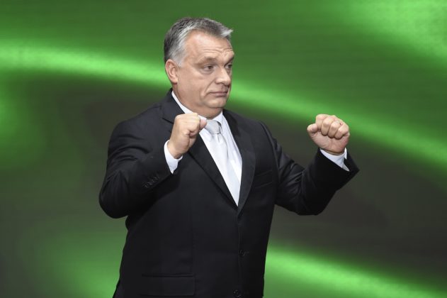 Orbán csak mosolyog, amikor demokraták tüntetnek a ...