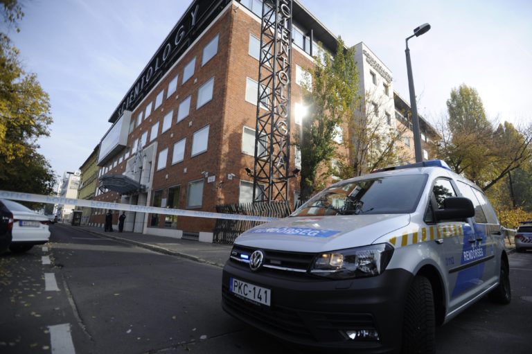 Rendőrök szállták meg a szcientológusok Váci úti székházát