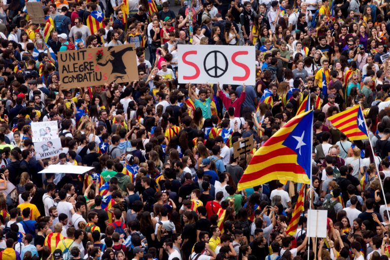 Katalónia hétfőn kikiálthatja a függetlenségét