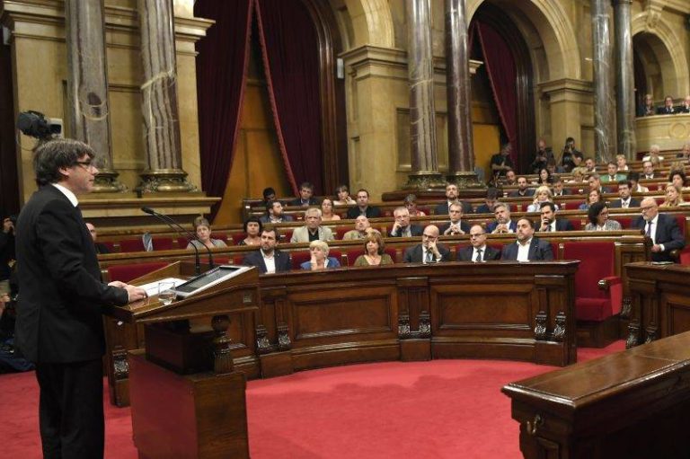 A katalán elnök felfüggesztette a függetlenség kikiáltását a dialógus reményében