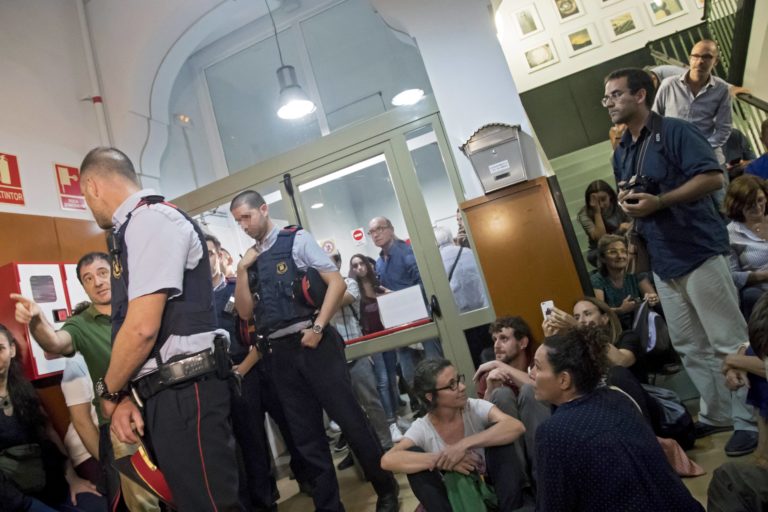 Feszültség Katalóniában: Több mint 700 sebesült – FOLYAMATOSAN FRISSÍTVE