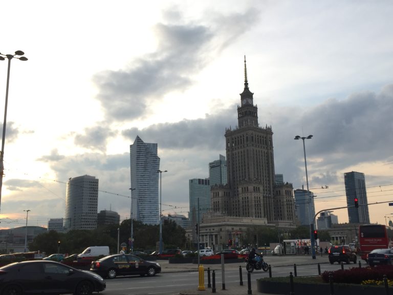 Lerombolnák Varsó jelképét