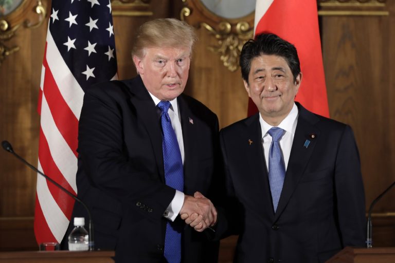 Trump és Abe Sinzo Észak-Koreáról: minden opció az asztalon van