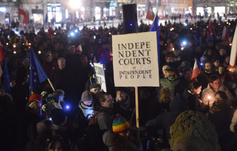 A bíróságok függetlenségéért tüntettek a lengyelek