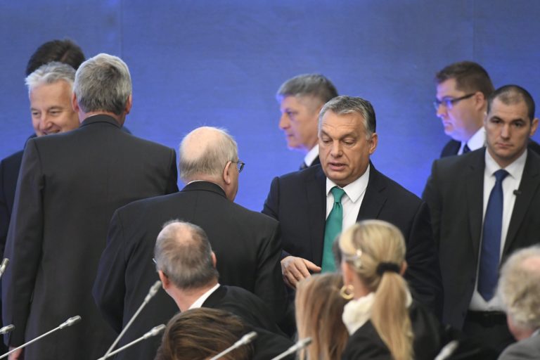 Orbán és a saját lábon állás