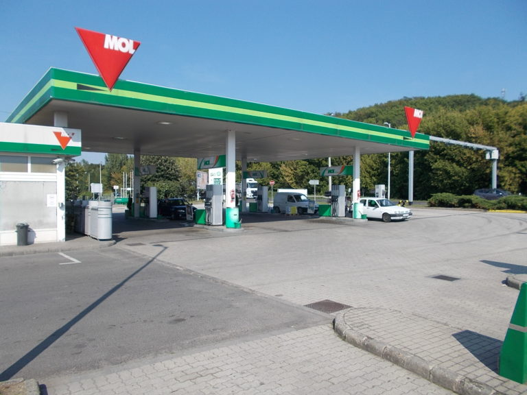 Az MSZP kezdeményezi, hogy mindenhol csökkenjen a benzinár