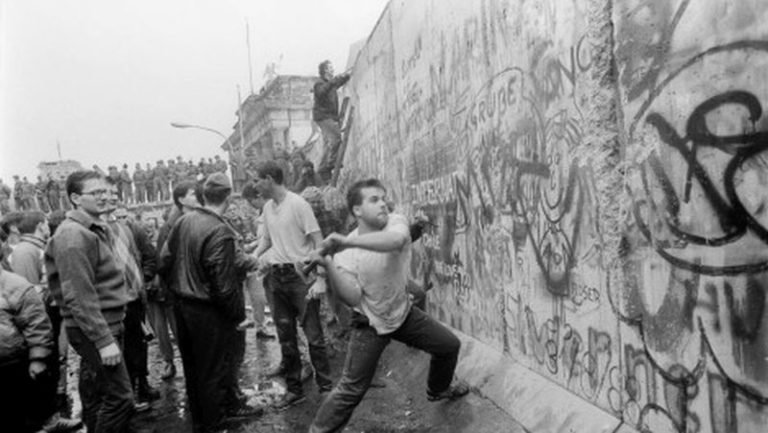 Tíz éve történt – 18 évvel ezelőtt dőlt le a berlini fal