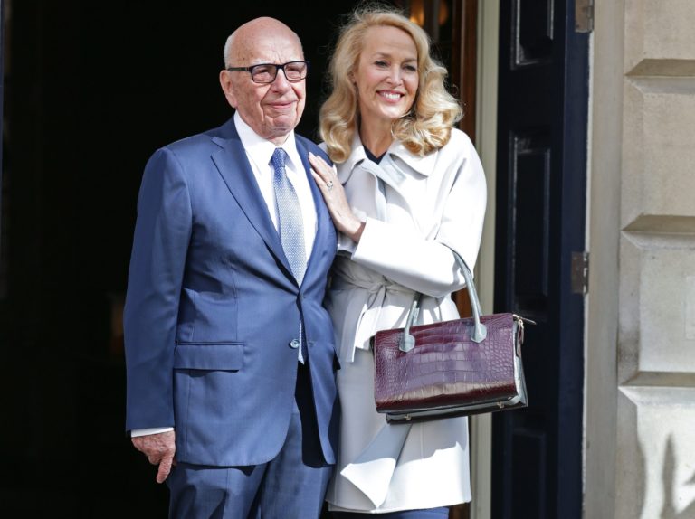 Rupert Murdoch eladta médiabirodalma nagy részét