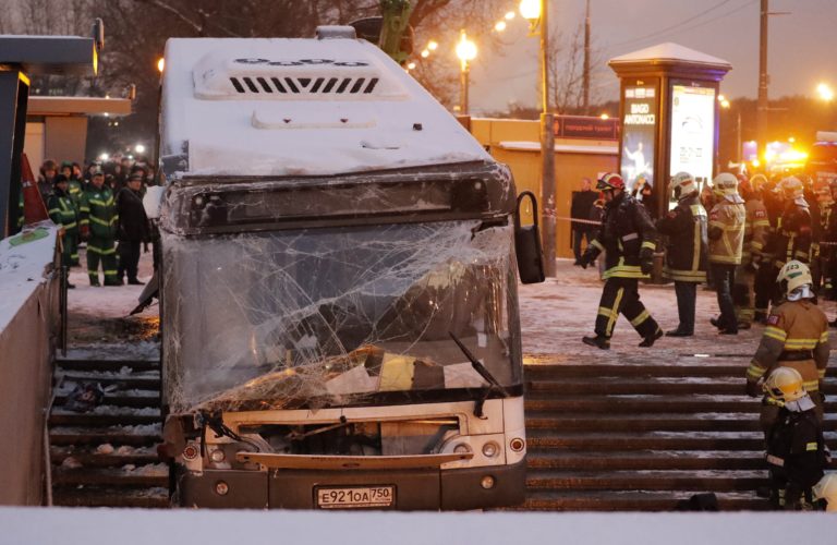 Aluljáróba hajtott egy busz Moszkvában, öt halott