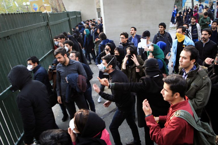 Újabb halálos áldozatok az iráni tüntetéseken – Frissítve