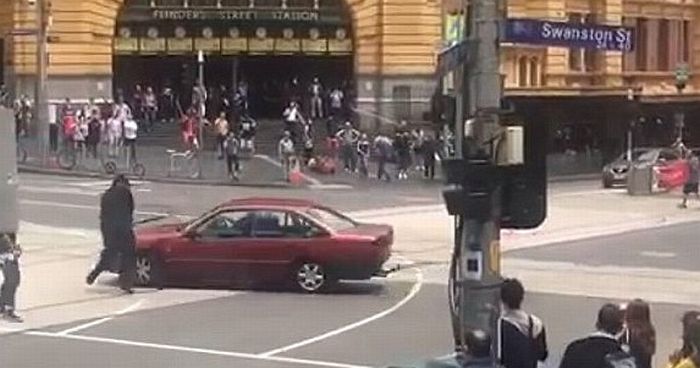 Melbourne: gyalogosok közé hajtott egy gépkocsi