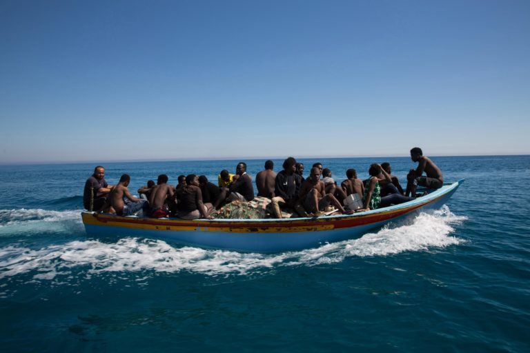 Csónakban csempészték a menekülteket