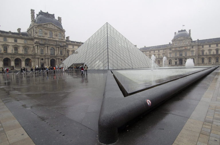 Megint egyre több a turista a Louvre-ban