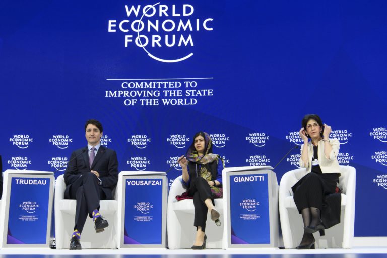 Malala Davosban: Vegyük kezünkbe a saját sorsunkat