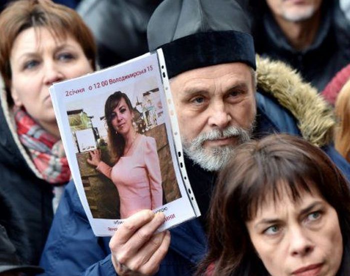 Tüntetés Kijevben: Miért vágták el az ügyvédnő torkát ?
