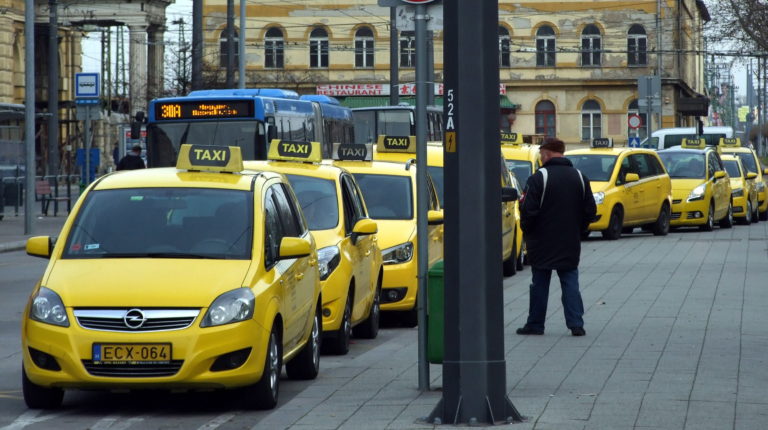Árat emelnének a budapesti taxisok