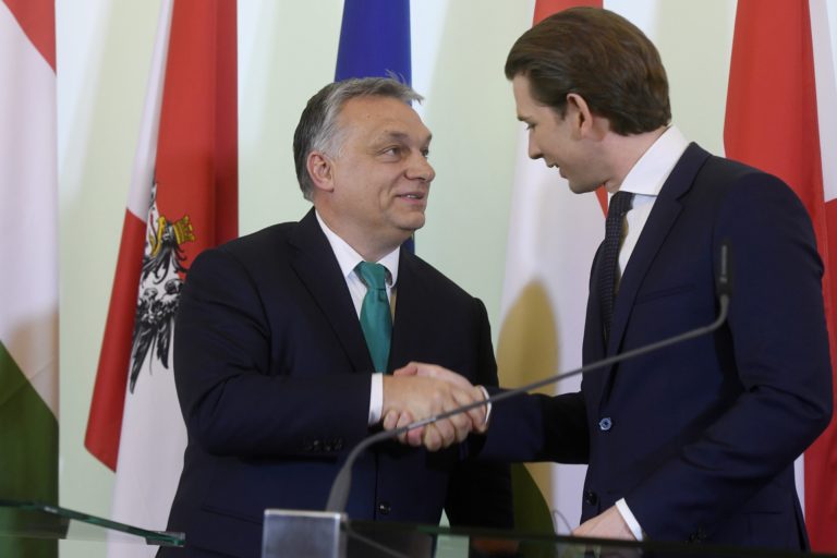 Orbán miatt kénytelen magyarázkodni Kurz