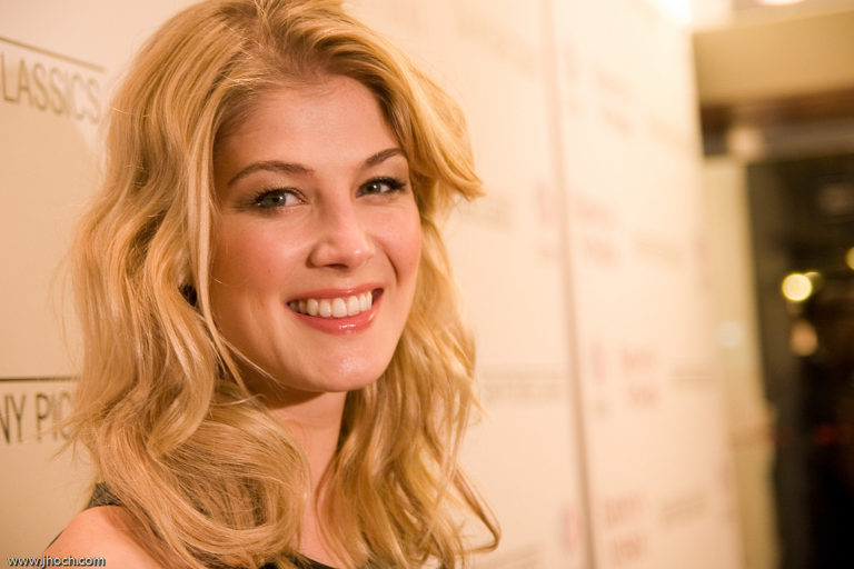 Rosamund Pike játssza Marie Curie-t – a filmet Budapesten forgatják