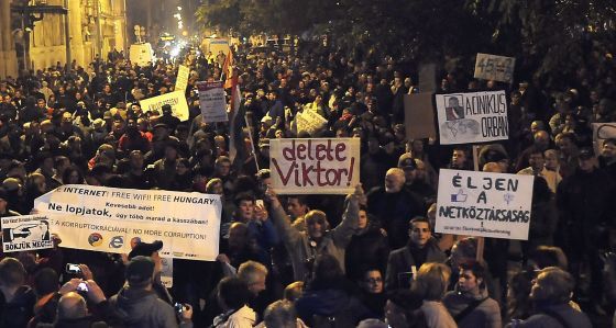 Kis magyar tüntetéstan – 2. Simicska vonja vissza, hogy Orbán geci!