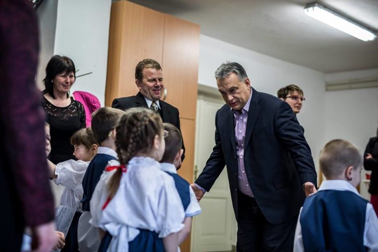 Óvodásokkal kampányolt Orbán, megbüntették