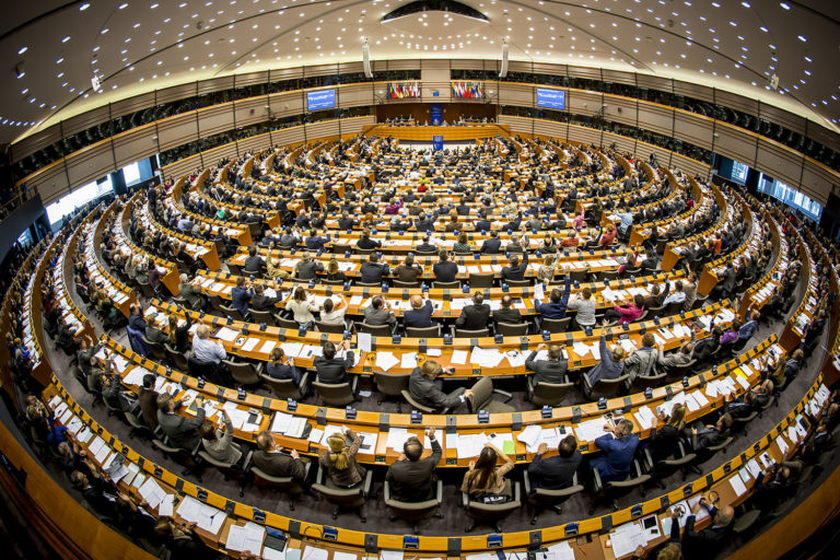 Az Európai Parlament egyetért a lengyelek elleni “jogi atombombával”