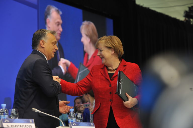 Washington Post: Merkel nem engedi megbüntetni Orbánt