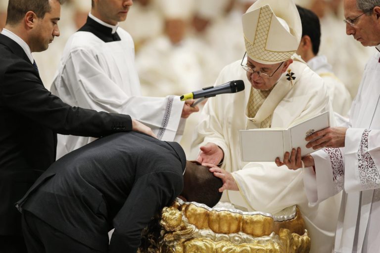 Ferenc pápa megkeresztelt egy hősként ünnepelt nigériai migránst