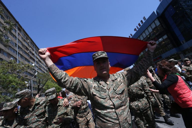 Új választások lehetnek az elnök bukása után az örményeknél
