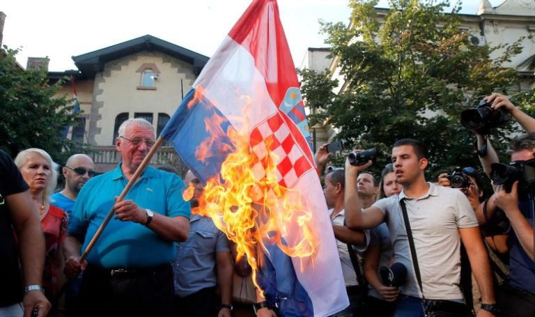 Šešelj horvát zászlót taposott