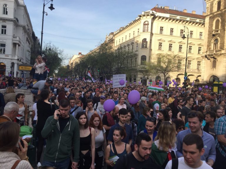 Két órája vonul a tömeg Budapesten