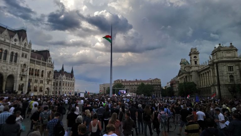 A zivatar miatt kurta lett a többezres tüntetés