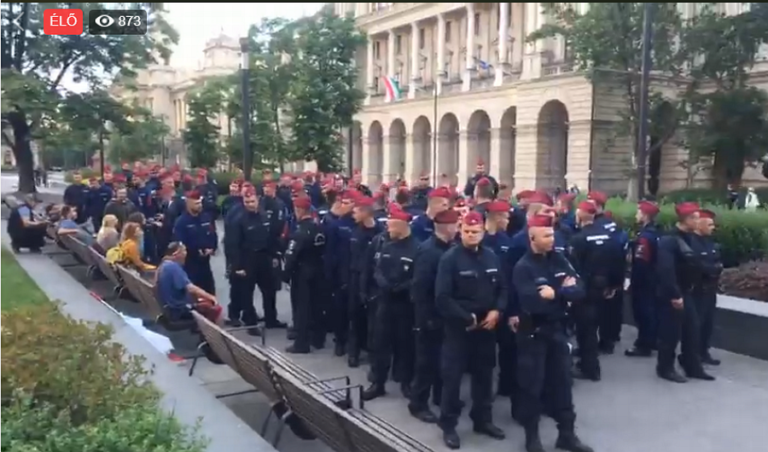 Eltüntette a rendőrség a tüntetőket a Kossuth térről