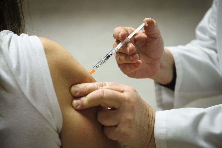Garantálja a kormány a korona-vakcina ingyenességét!