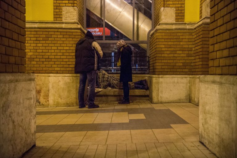 Alkotmányellenessé tenné a Fidesz, hogy valaki hajléktalan legyen