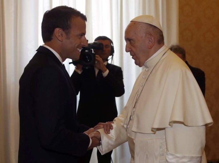 Ferenc pápánál keres támogatást a francia elnök