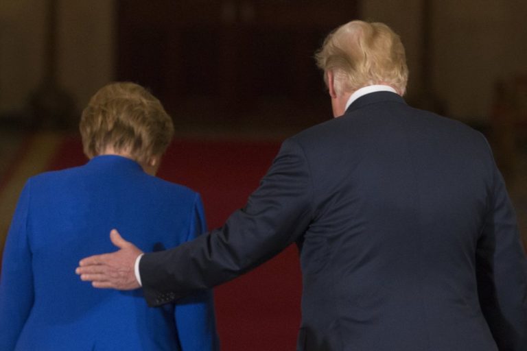 Trump beszólt Merkelnek, aki ettől népszerűbb lett