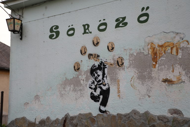 Mészáros Lőrincről graffitiztek Felcsúton