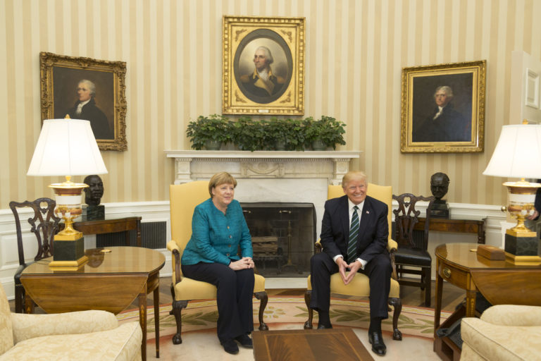 Amikor Trump belerúgott Merkelbe